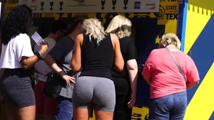 Big booty blonde babe in tight grey spandex shorts with vtl