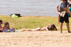 Candid beach girls in thongs