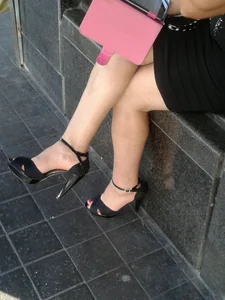 Candid girls in public showing nice legs and feet