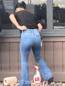 Petite Latina window washer BENDS for me  (OC)