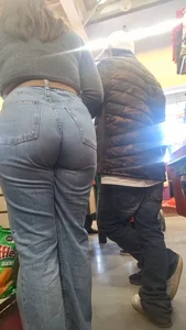 Latina big buttocks/perras nalgotas en jeans [oc]