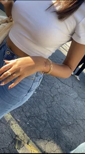 Bubble butt ebony in jean. Nice tits.