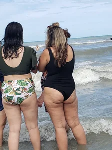 Latina ass in black on beach with family