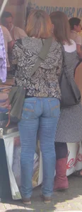 Candid milf's booty in tight jeans street market creepshot