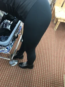 More ass at laundry mat