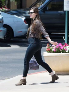 Thick booty brunette with nice ass in tight black jeans