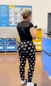 Big Booty Latina in leggings