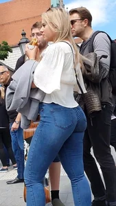 Blonde ass moulant