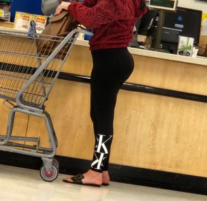 Latina mom w/ phat ass in leggings