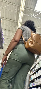 Casual milf kept bending over w strong VPL‼️