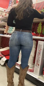 Round ass jeans MILF (OC)
