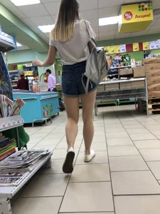 Hot Muscular Legs in Shorts Supermarket Candid Gallery