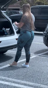 Dumb thick Pawg in gym leggings