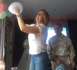 Mom in tight blue jeans bending over home creepshots