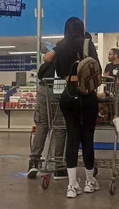 Beautiful latina girl with a perfect body in black leggings 10/10 [OC]