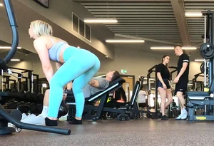 Gym blonde in turquoise leggings notices me and doesn’t mind, even moves in front of me later for some close-ups