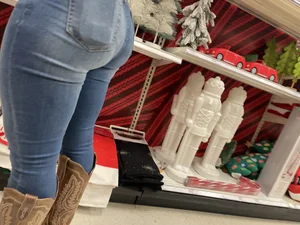 Round ass jeans MILF (OC)