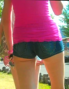 Skinny babe in denim shorts with a nice gap showing ass cheeks