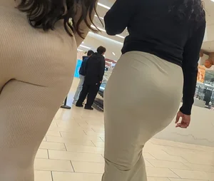 A few hot ladies at mall (OC)