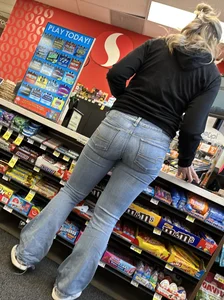 Fit white chick with a nice ass in jeans