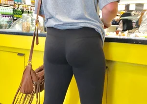 Big booty babe getting some food in leggings with vtl