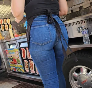 Prime latina vendor in tight Jeans. (GIF)(bonus short cap)