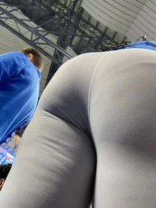 HUGE ASS UPLOSE LULULEMON