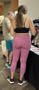 Gorgeous PAWG milf in pink leggings
