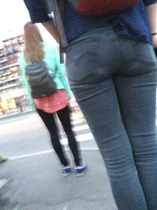 Nice Booty in Tight Jeans at a Bus Stop Creepshots Gallery