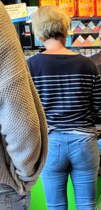 A Candid Milf in Tight Blue Jeans at the Store Creepshot