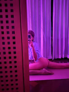 Hot mirror selfies post