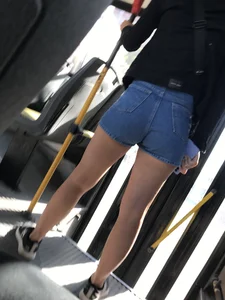 GOOD ASS IN JEAN SHORTS! IN BUS😻