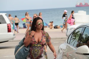 Even more hot and sexy bikini babes in Florida