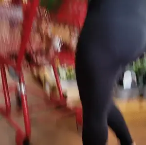 Blonde in leggings n flip flops + sum