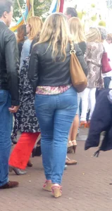 Street blonde candid milf wearight blue jeans creepshot, nice ass