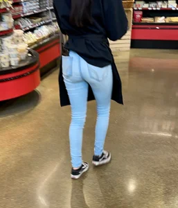 Bubbly Grocery Employ