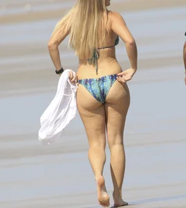 Thick millf ass in bikini on the beach