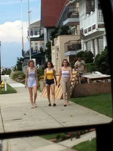 Couple teens walking in shorts and leggings
