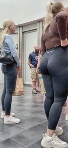 Such a nice big ass in Teveo leggings(Not OC)