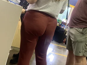 Big booty older lady in tight sweats