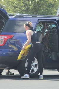 Hoe Depot girl with big booty loading her SUV in leggings with vpl