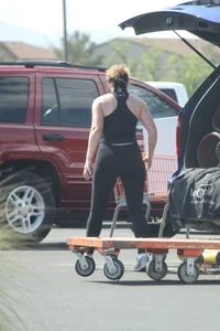 Hoe Depot girl with big booty loading her SUV in leggings with vpl