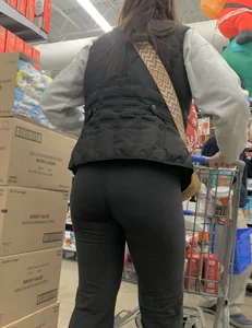 Milf with a nice booty in leggings
