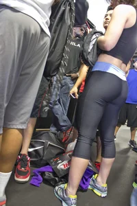 Athletic babe with nice ass in leggings at the gym