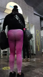Milf latina en leggings, se le transparentaba toda la tanga