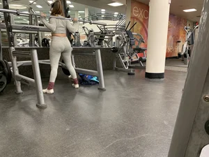 Hot gym babe in grey leggings with a nice ass doing squats