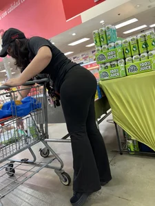 FATTEST ASS IN FLARES