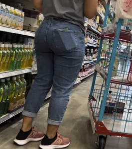 Tight Bubble Ass in Jeans Mami