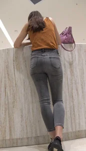 Yummy…I want to suck her jeans😍