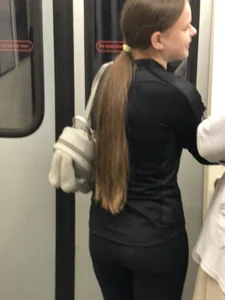VPL subway teen wearing leggings